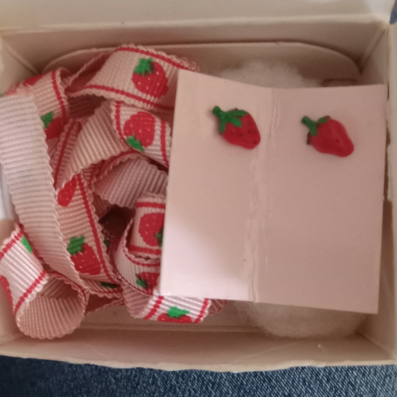 Avon 1984Vintage strawberry Gift set studs pierced WITH ribbon - Picture 3 of 7